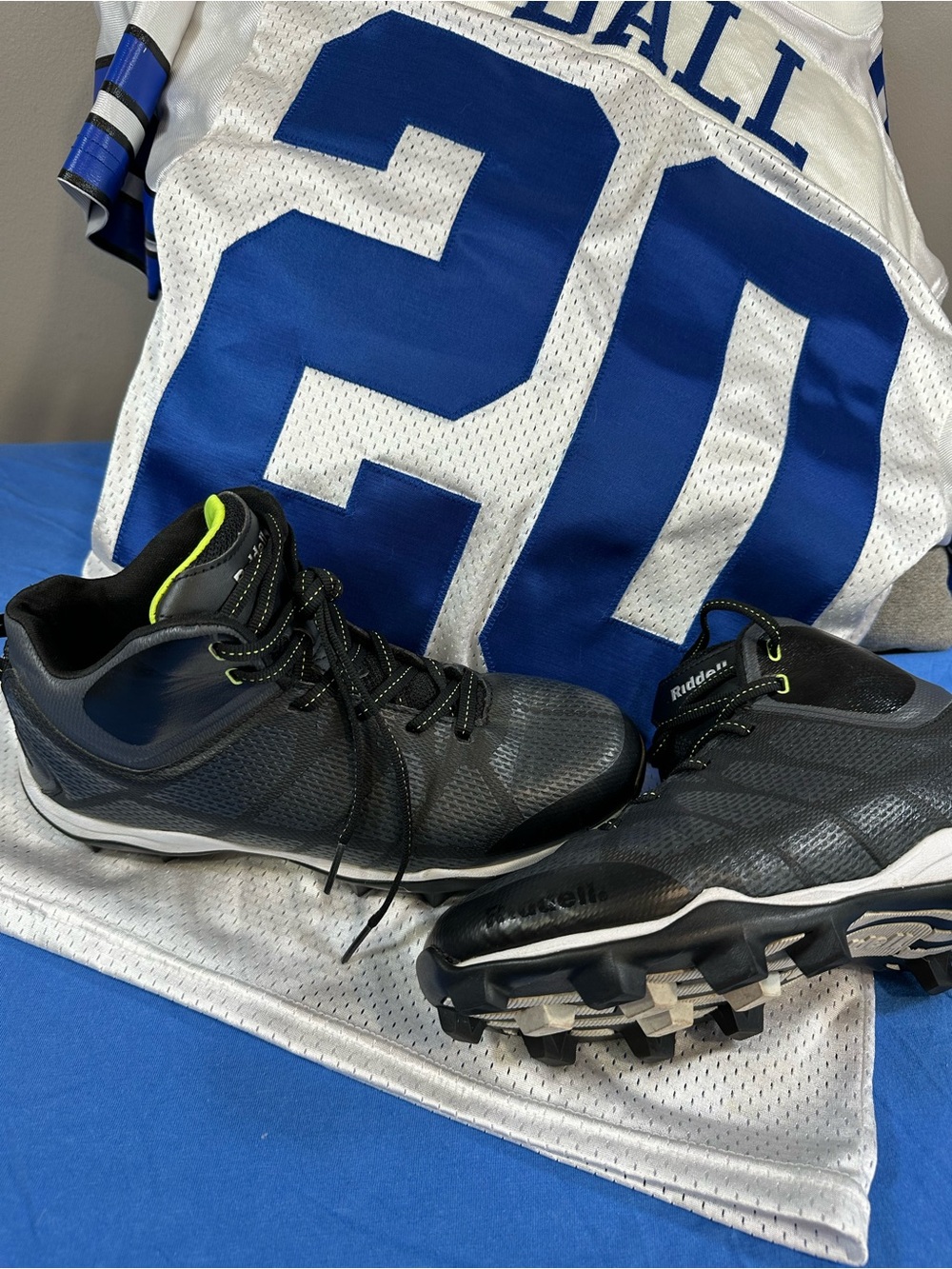 Riddell Generator Mid Cut Youth Football Cleats Black/Neon Size 6.5 Like New